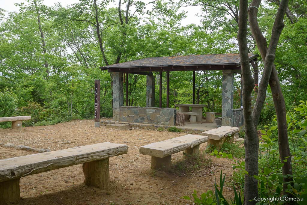 羽村市・浅間山頂上の、東屋