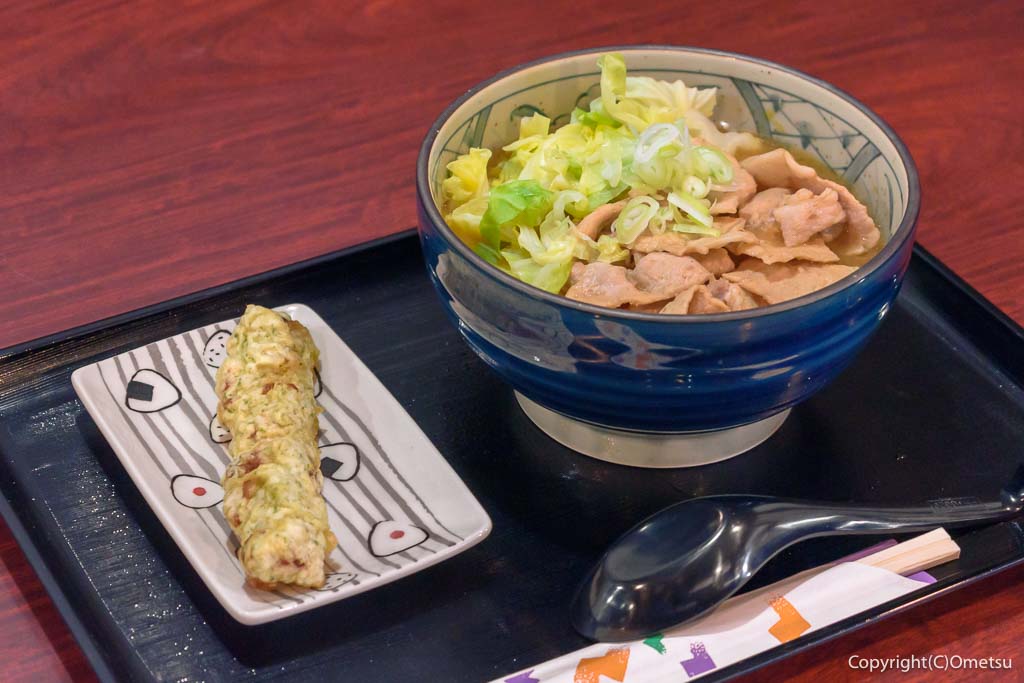 あきる野市の、うどん専門店・かわな花の、ちくわの磯辺揚げと、肉うどん