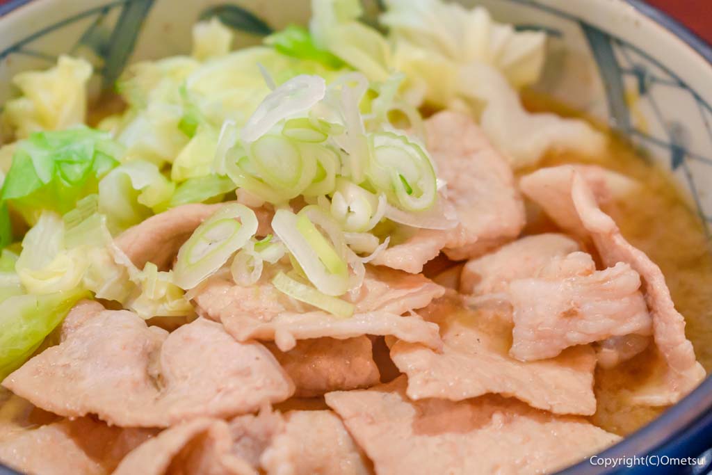 あきる野市の、うどん専門店・かわな花の、ちくわの磯辺揚げと、豚肉