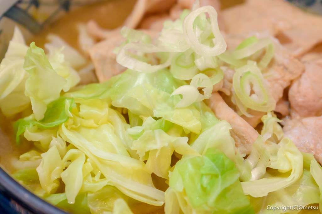 あきる野市の、うどん専門店・かわな花の、肉うどんのキャベツ