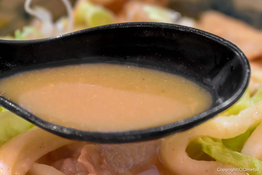 あきる野市の、うどん専門店・かわな花の、味噌味の汁