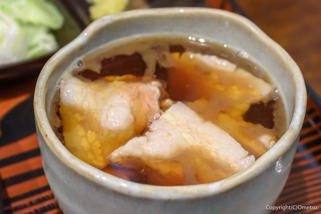 福生「手打ちうどん 指田屋」の、肉汁