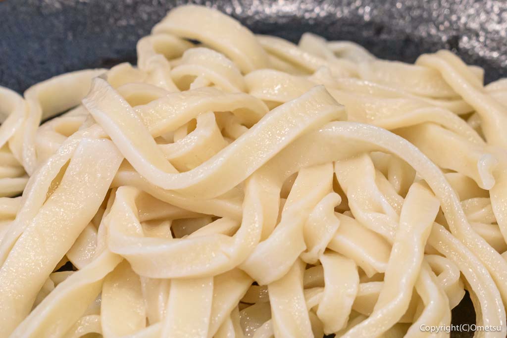 福生「手打ちうどん 指田屋」の、手打ちうどん