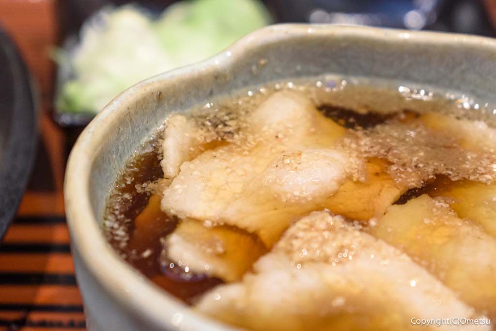 福生「手打ちうどん 指田屋」の、肉汁