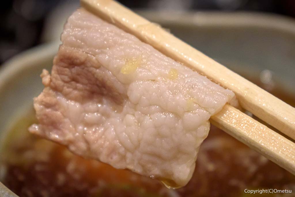 福生「手打ちうどん 指田屋」の、肉汁の豚肉