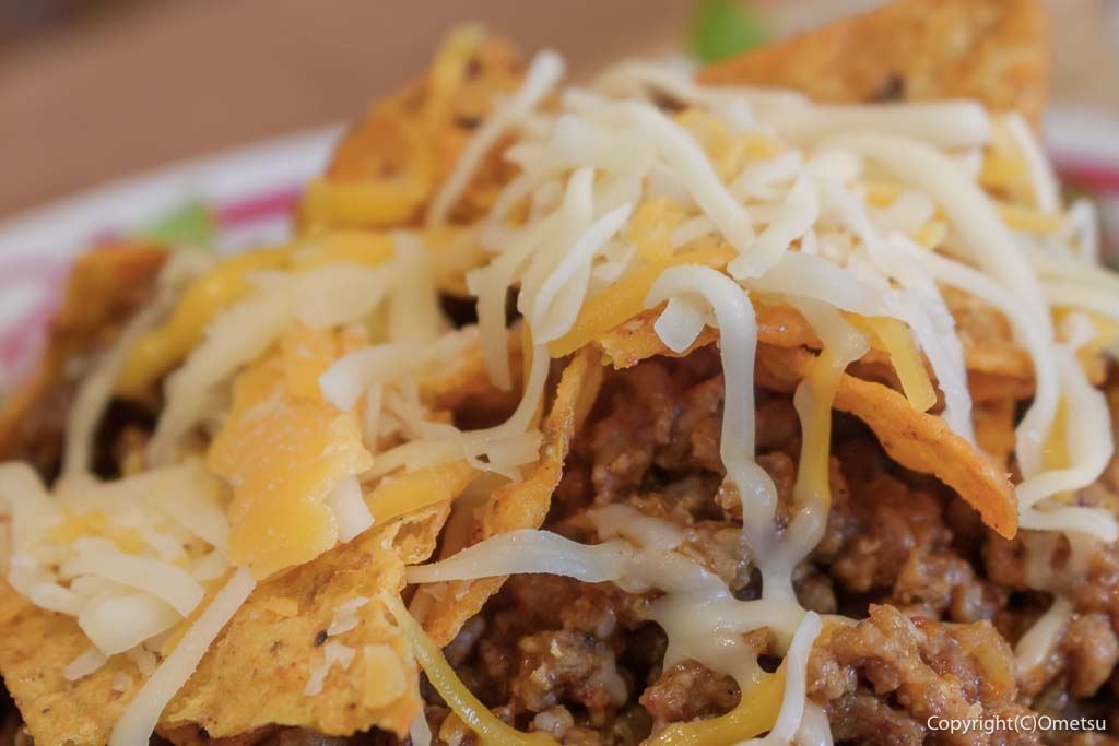 福生・CAFE SUNの、タコライスのチーズとチップ