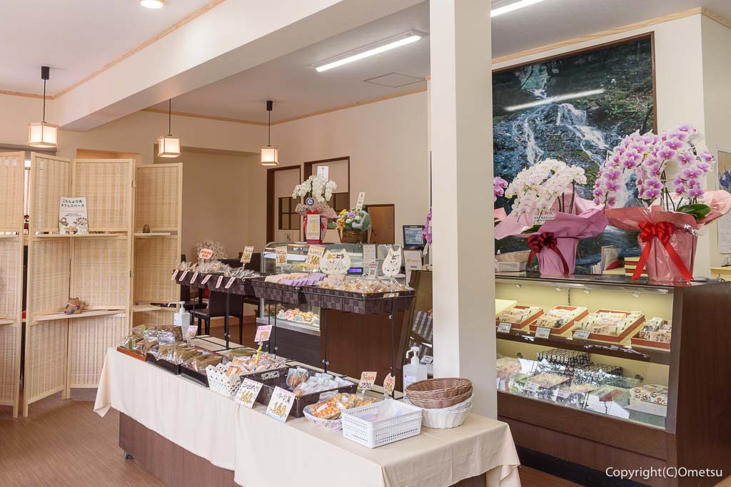 日の出町・幸神堂の店内