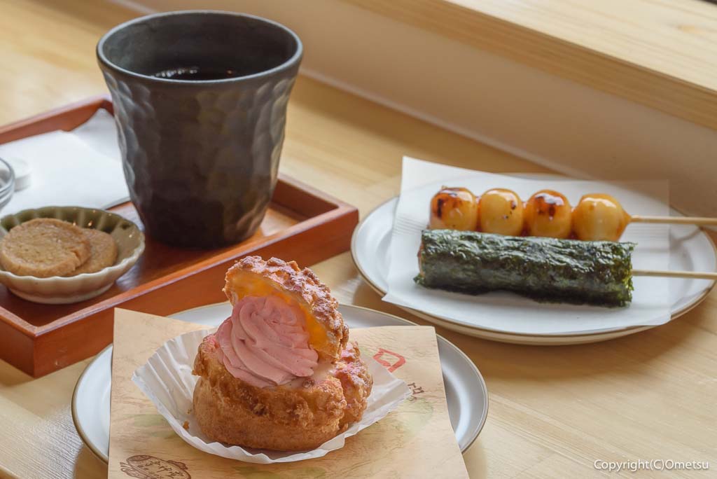 日の出町・幸神堂の、日の出山シュークリームと、団子とコーヒー