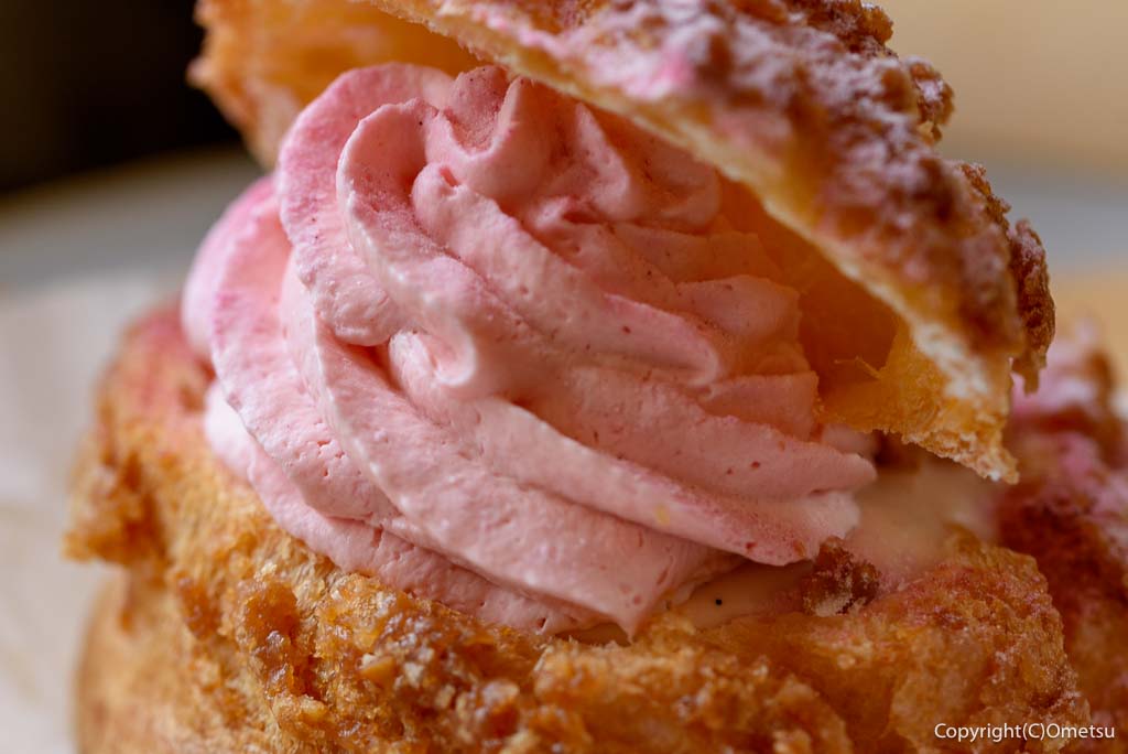 日の出町・幸神堂の、日の出山シュークリームの、ストロベリークリーム