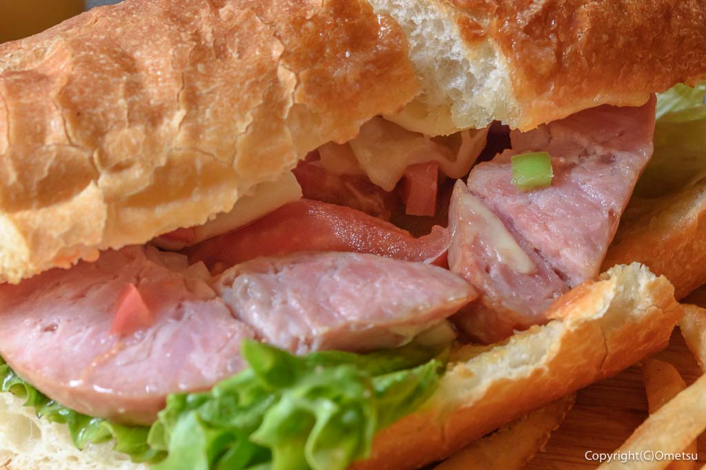 東福生のブラジル料理店「ブラザグリル」の、BBQソーセージ・サンドイッチの、ソーセージ