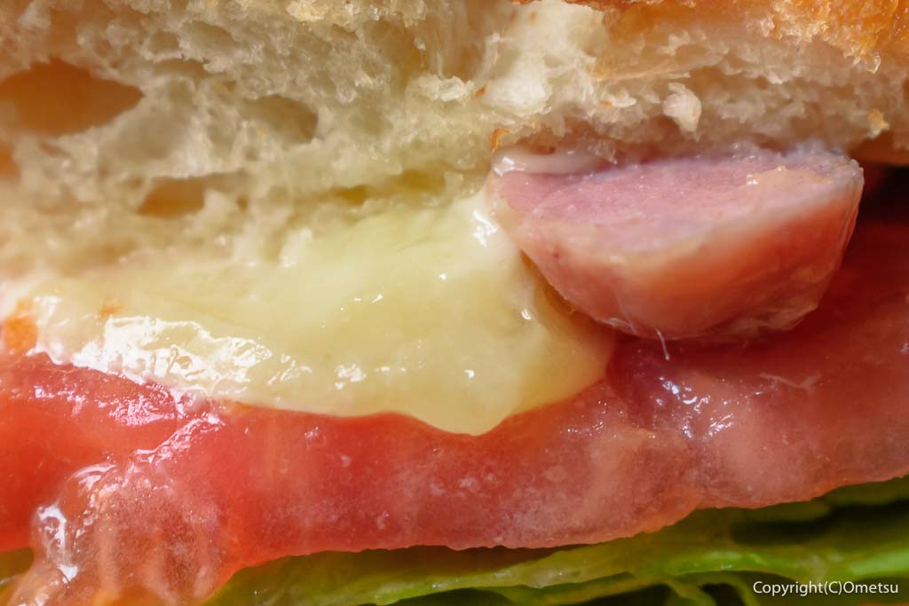 東福生のブラジル料理店「ブラザグリル」の、BBQソーセージ・サンドイッチの、トマトとチーズ