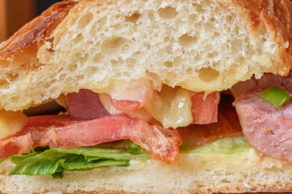 東福生のブラジル料理店「ブラザグリル」の、BBQソーセージ・サンドイッチの断面