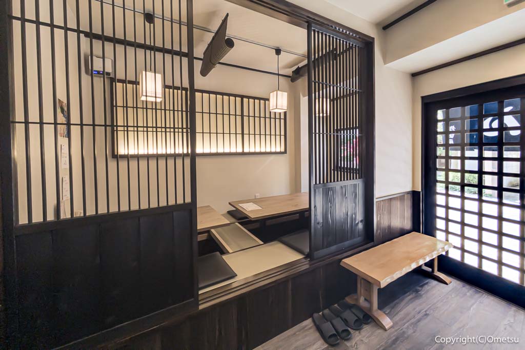 福生「手打ちうどん 指田屋」の店内