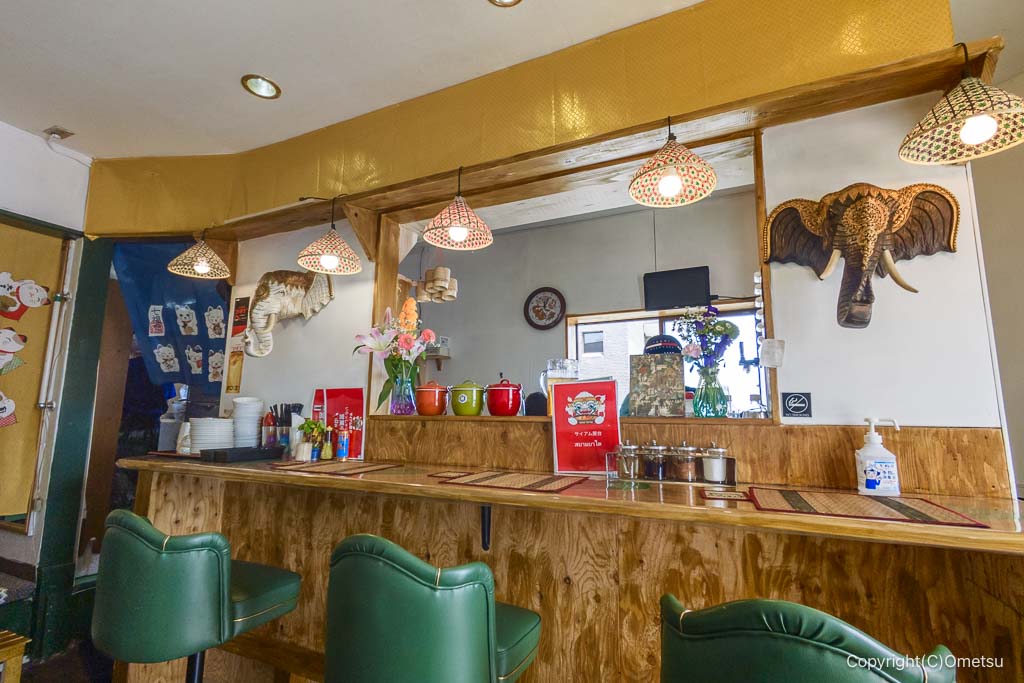 青梅のタイ料理店「サイアム屋台」の店内