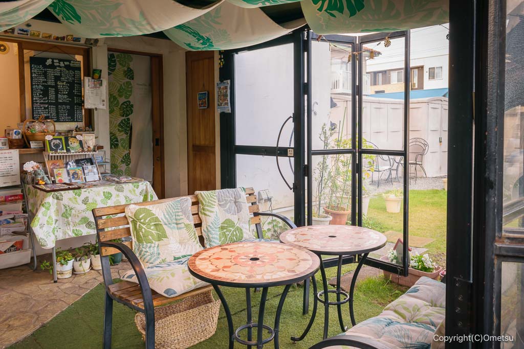 青梅の南国カフェ・シエスタの店内