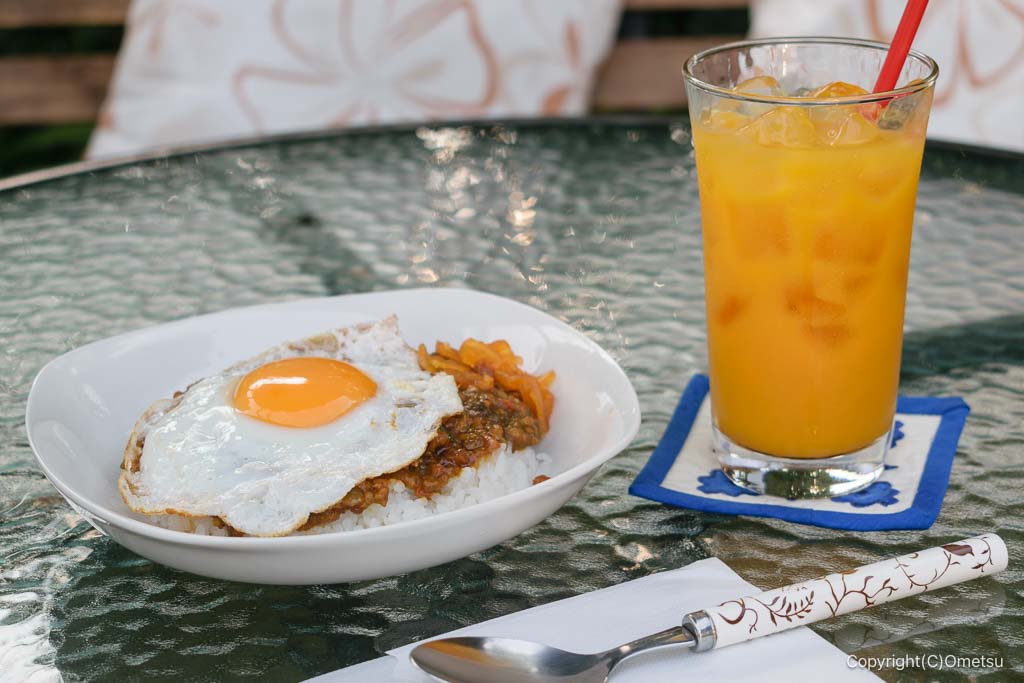 青梅の南国カフェ・シエスタの、キーマカレーと、マンゴージュース