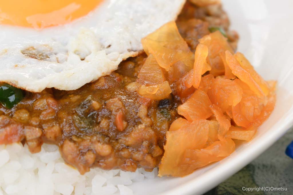 青梅の南国カフェ・シエスタの、キーマカレーの、福神漬け