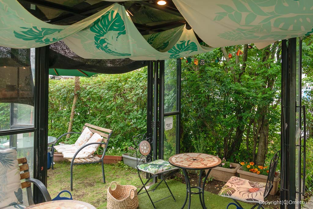 青梅の南国カフェ・シエスタの店内