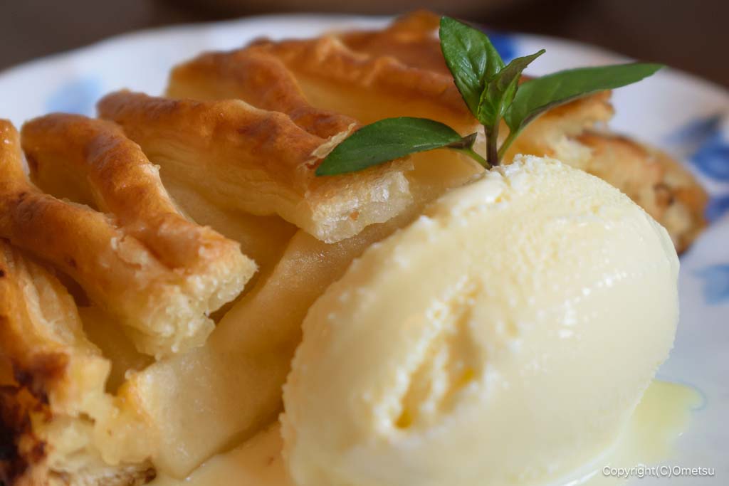 青梅市のカフェ・cafe espoirの、アップルパイのアイスクリーム