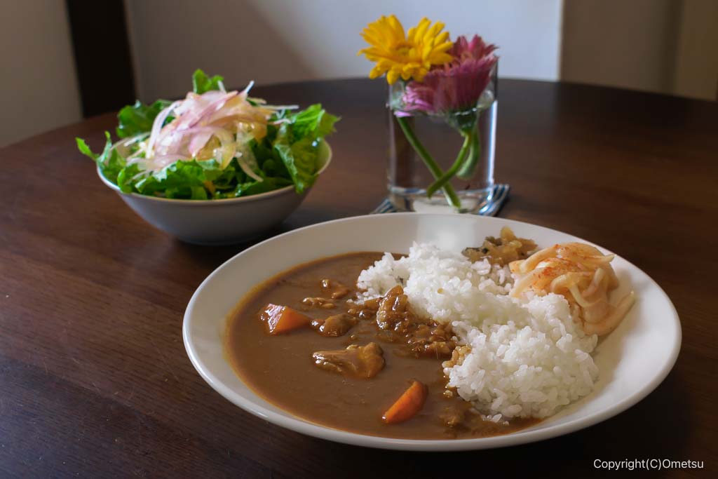 青梅市のカフェ・cafe espoirの、ランチ・カレーとサラダ
