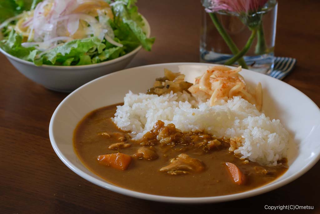 青梅市のカフェ・cafe espoirの、ランチ・チキンカレーとサラダ