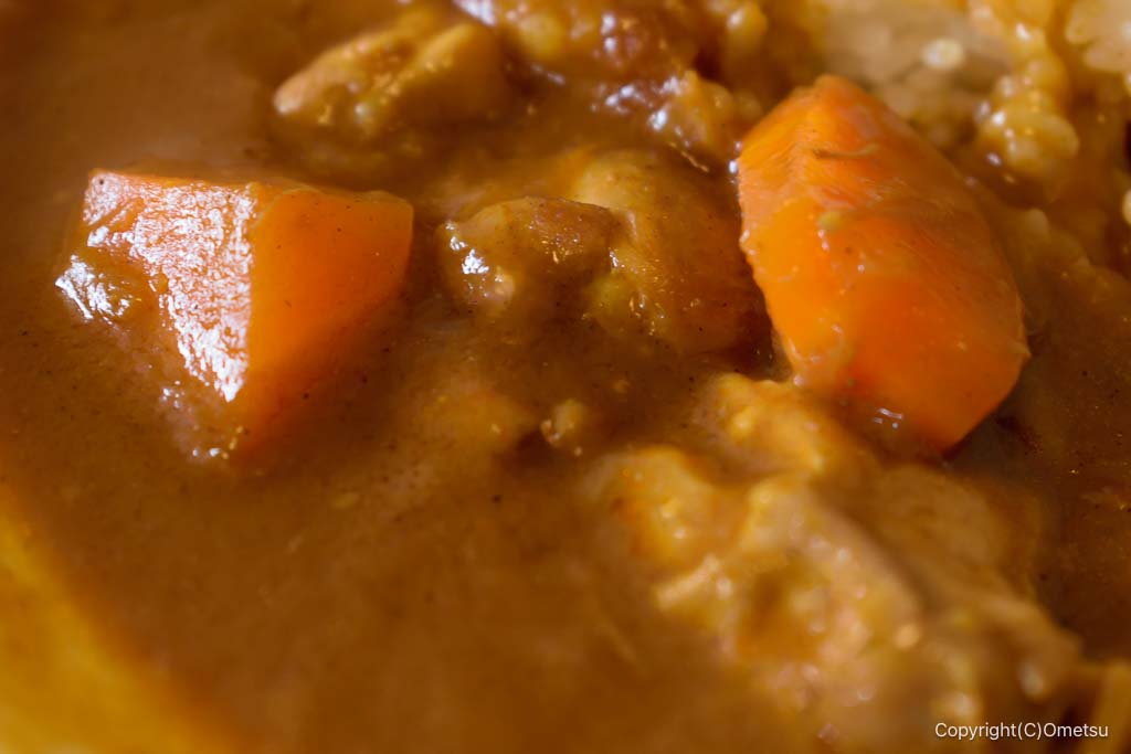 青梅市のカフェ・cafe espoirの、ランチ・チキンカレーのニンジン