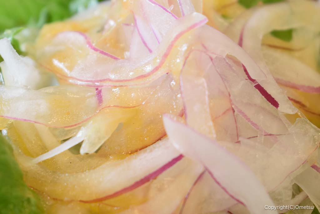 青梅市のカフェ・cafe espoirの、サラダのタマネギ