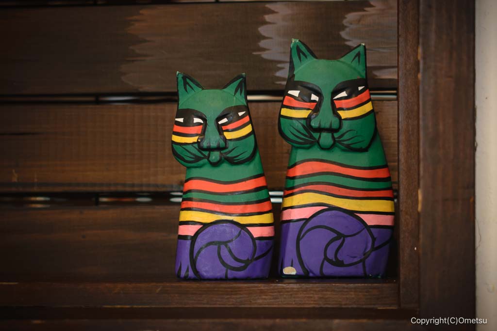 青梅市のカフェ・cafe espoirの、ネコの置物