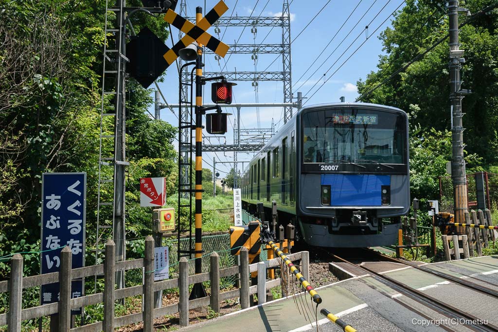 西武拝島線・玉川上水近くの踏切
