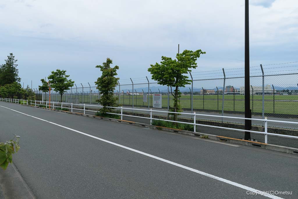 横田基地・西側道路