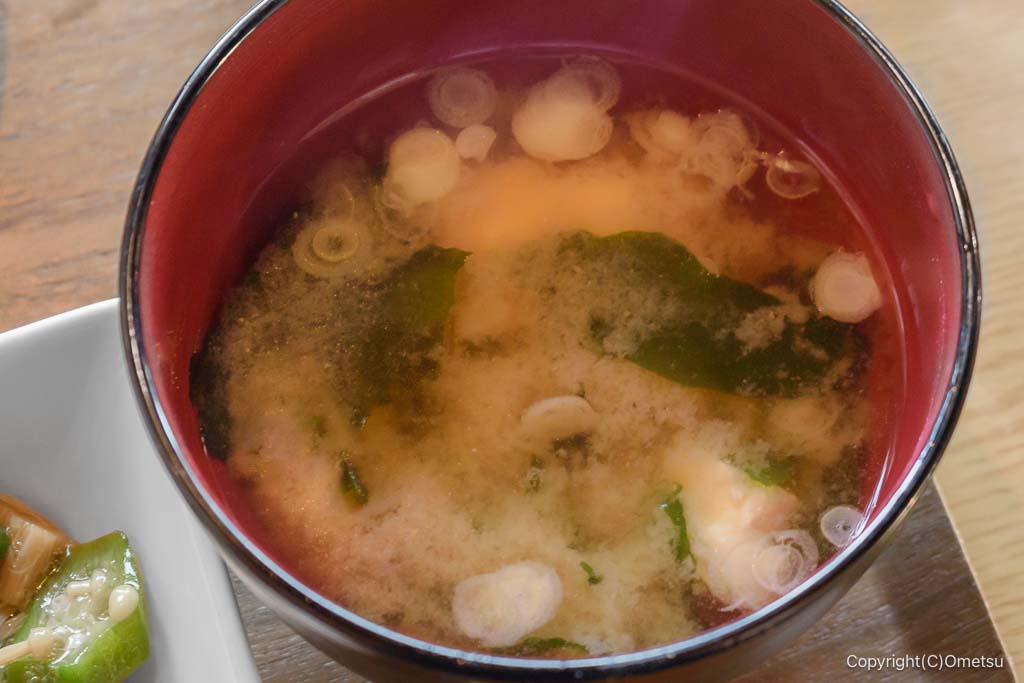 あきる野・ほらふき男爵の、豚バラ生姜焼き定食の、味噌汁