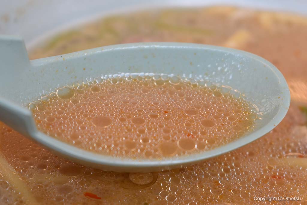 ラーメン山岡家の、醤油ラーメンのスープ