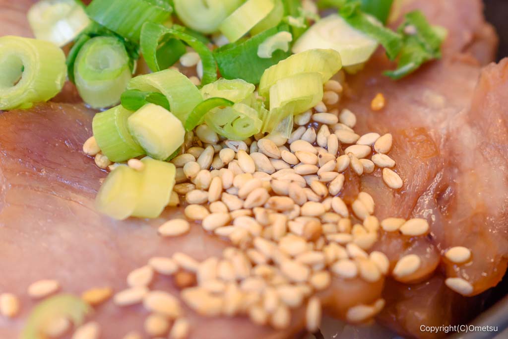 ラーメン山岡家の、チャーシュー丼の、ゴマとネギ