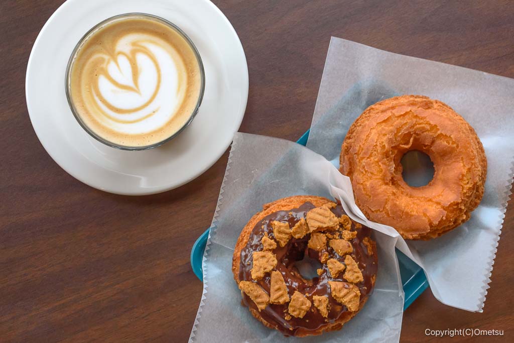 青梅・梅郷の、グッドシェッドの、ドーナッツと、カフェラテ