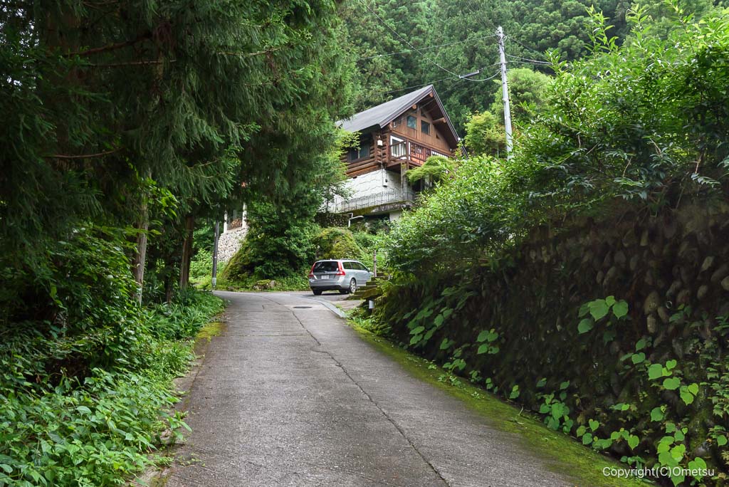 東京都・檜原村、天狗滝への林道
