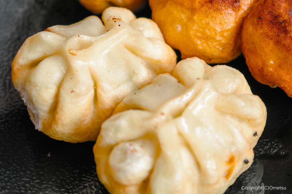 餃子のはながさ日高店の、ホワイト餃子の裏側