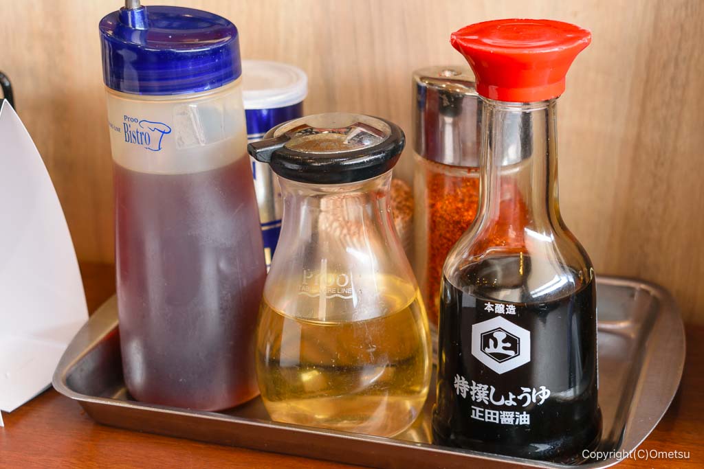 餃子のはながさ日高店の、卓上調味料