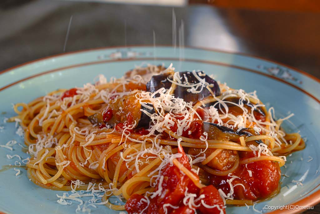 青梅市・ビストロシンペイの、揚げナスのトマトスパゲティの、おろしチーズ