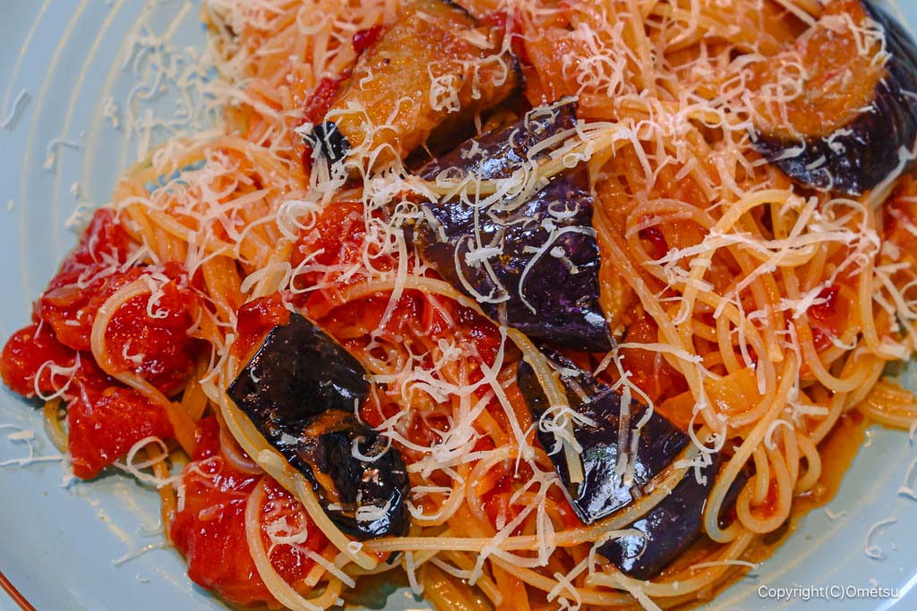 青梅市・ビストロシンペイの、揚げナスのトマトスパゲティの、ナスとトマト