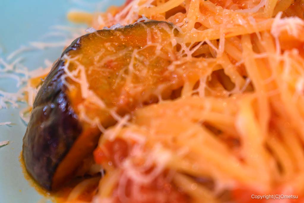 青梅市・ビストロシンペイの、揚げナスのトマトスパゲティの、ナス