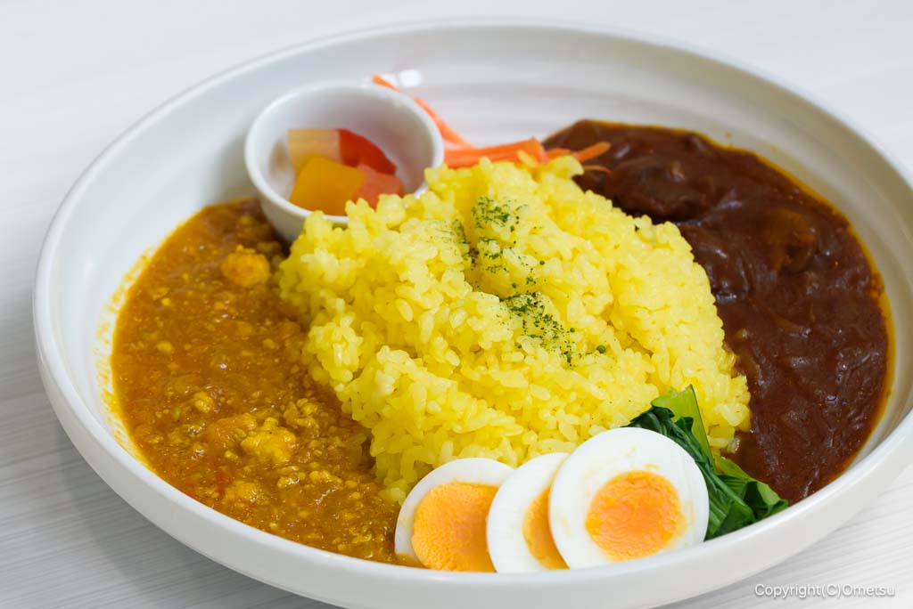 福生市・牛浜のカフェ、Mou Mou BEACH Cafeの、あいがけカレー