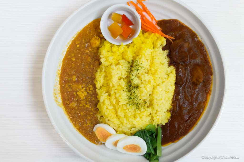 福生市・牛浜のカフェ、Mou Mou BEACH Cafeの、あいがけカレー