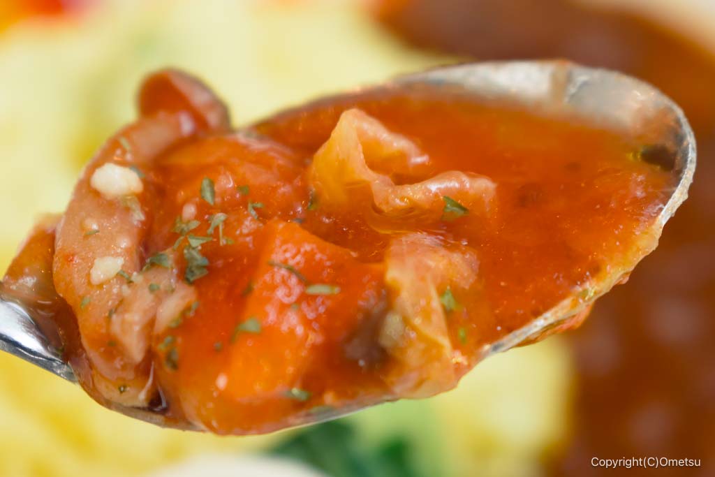 福生市・牛浜のカフェ、Mou Mou BEACH Cafeの、トマトスープの野菜と、キノコ