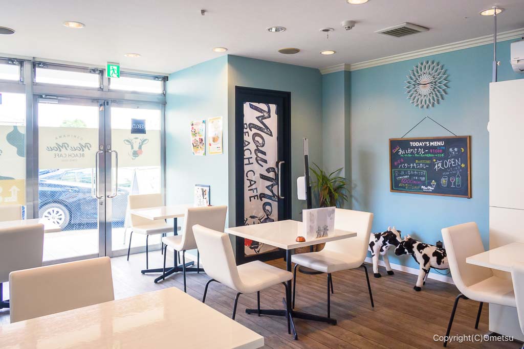 福生市・牛浜のカフェ、Mou Mou BEACH Cafeの、店内