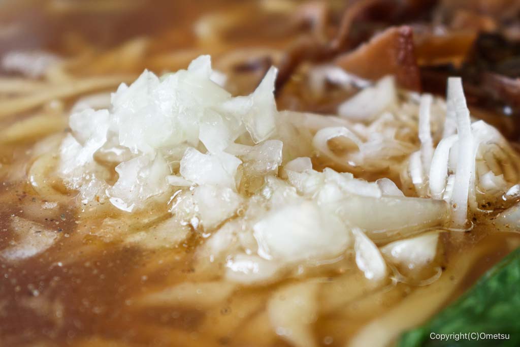 あきる野市「中華そば みなわ」の、タマネギ