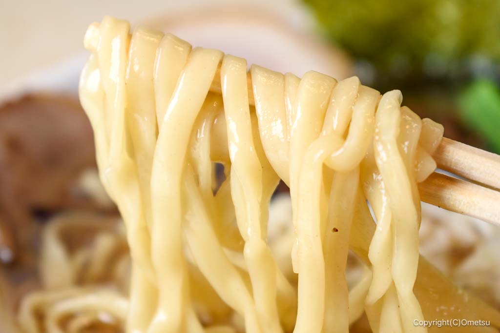 あきる野市「中華そば みなわ」の、平打ち麺