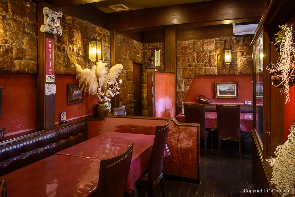 羽村市の洋食店・コーラルの、テーブル席