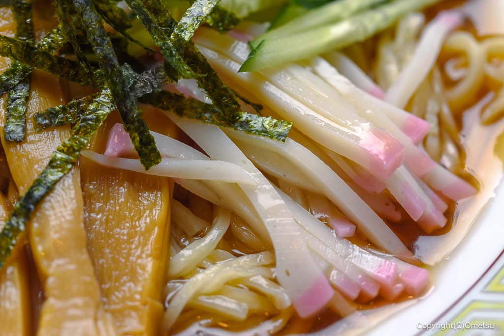 東京都檜原村・たちばな家の、冷やし中華の、カマボコ