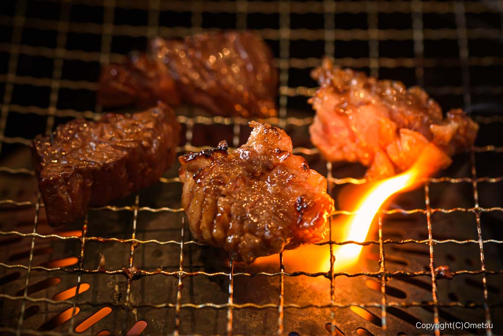 ワンカルビ青梅店の、焼肉と炎