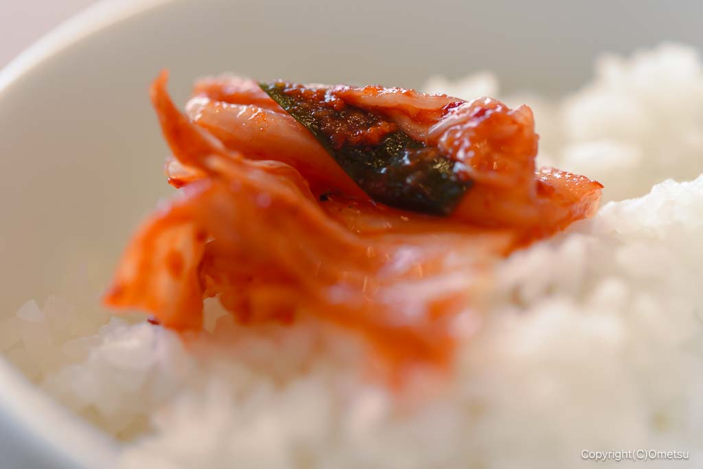 ワンカルビ青梅店の、ご飯とキムチ